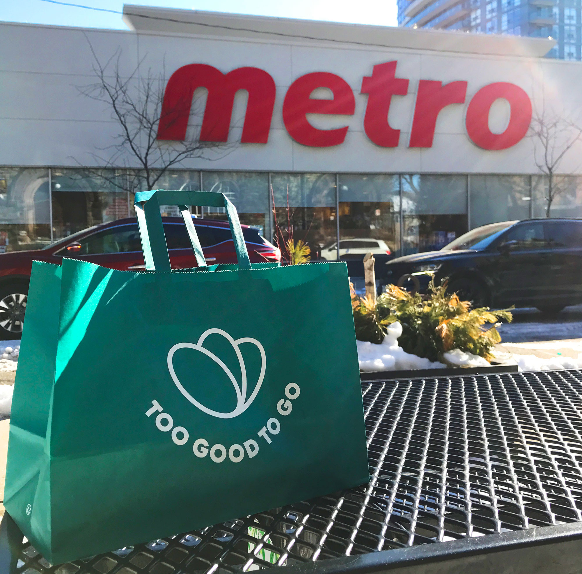 sac To Good To Go devant un magasin Metro